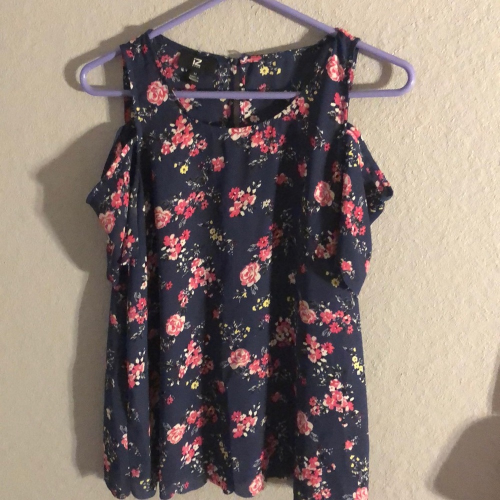 Exposed shoulder shirt